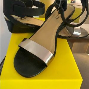 Sandals- Kenneth Cole